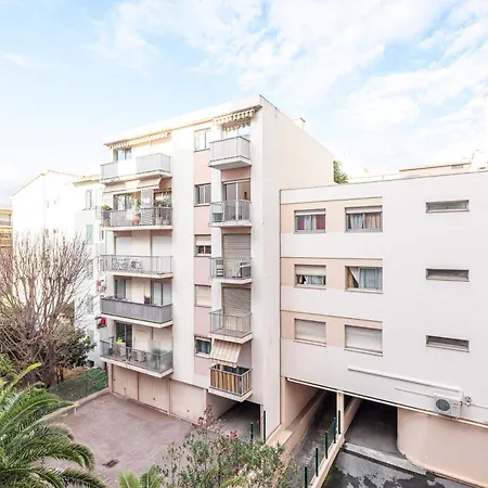 New 2 Bed In Antibes, 5 Min Walk To The Apartamento