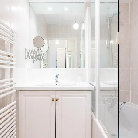 New 2 Bed In Antibes, 5 Min Walk To The شقة