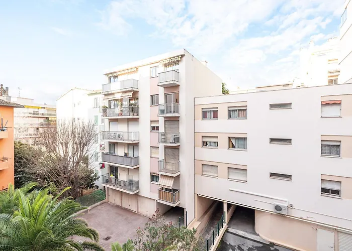 New 2 Bed In Antibes, 5 Min Walk To The Apartamento