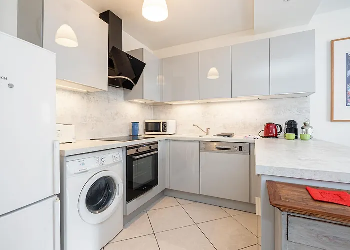 New 2 Bed In Antibes, 5 Min Walk To The Apartamento *